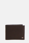 Portefeuille marron de TOMMY JEANS avec couture visible sur le bord et logo.
