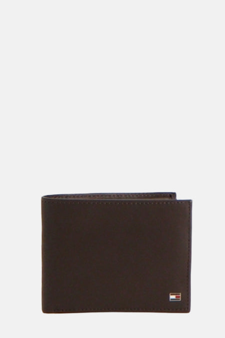 Bruine TOMMY JEANS portemonnee met zichtbare stiksels aan de rand en logo.