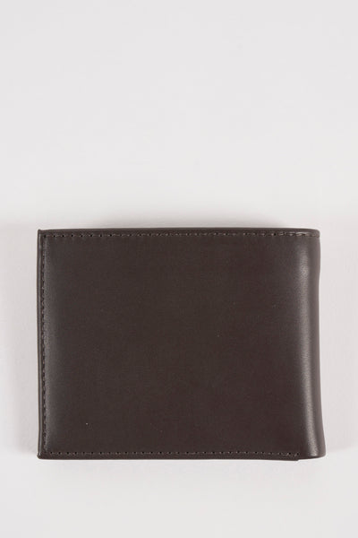 Portefeuille brun de Tommy Jeans avec coutures apparentes sur fond blanc.

