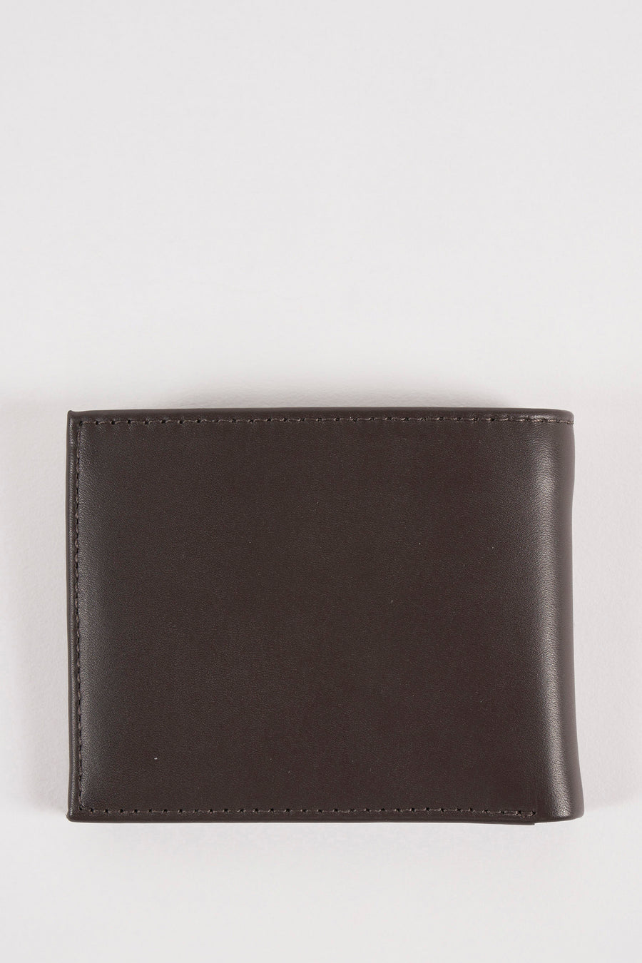 Portefeuille brun de Tommy Jeans avec coutures apparentes sur fond blanc.
