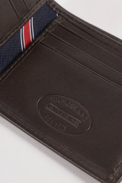 Portefeuille en cuir marron par Tommy Jeans avec rayures bleu marine, blanches et rouges.