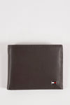 Portefeuille marron en cuir de Tommy Jeans, avec un logo drapeau iconique sur le coin.