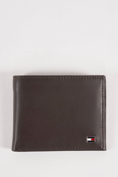 Portefeuille marron en cuir de Tommy Jeans, avec un logo drapeau iconique sur le coin.