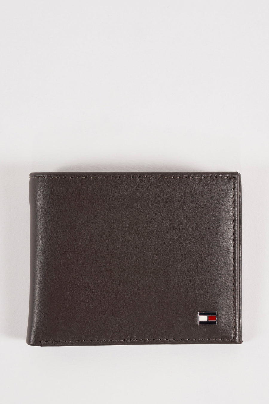 Portefeuille marron en cuir de Tommy Jeans, avec un logo drapeau iconique sur le coin.