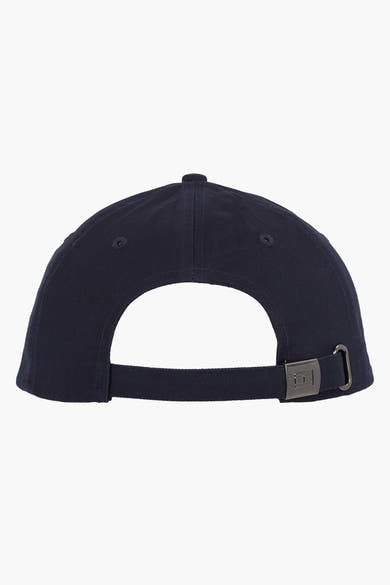 Casquette bleu marine de Tommy Jeans, vue de dos, avec boucle de réglage métallique.