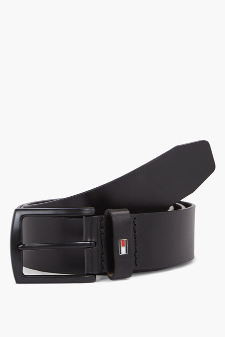 Ceinture noire de TOMMY JEANS avec boucle rectangulaire en métal noir et détail du logo iconique.