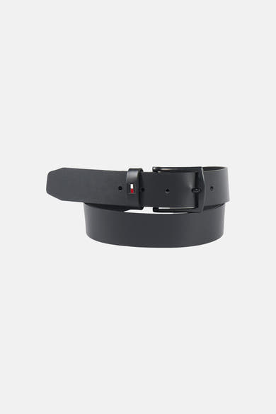 Ceinture noire de TOMMY JEANS enroulée avec boucle foncée et petit logo drapeau.