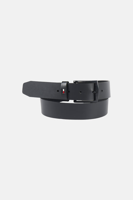 Zwarte TOMMY JEANS riem met donkere gesp en klein vlaglogo.