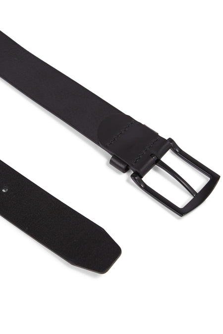 Ceinture noire par TOMMY JEANS, avec une boucle métallique noire et une texture subtile.