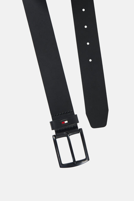 Zwarte TOMMY JEANS riem met metalen gesp en vlaglogo op de lus.