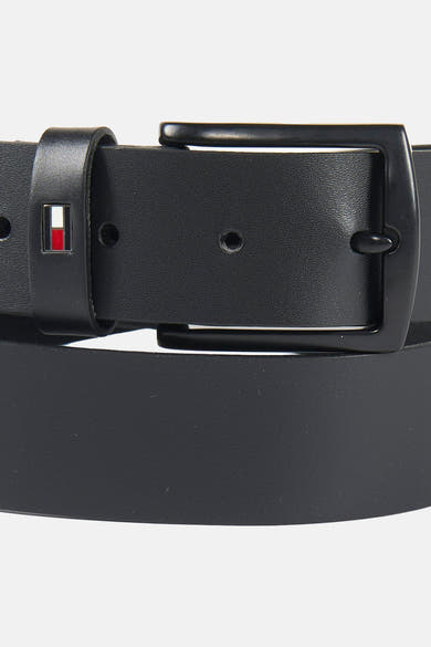Ceinture noire de TOMMY JEANS avec une boucle mate, un passant et un petit logo drapeau.