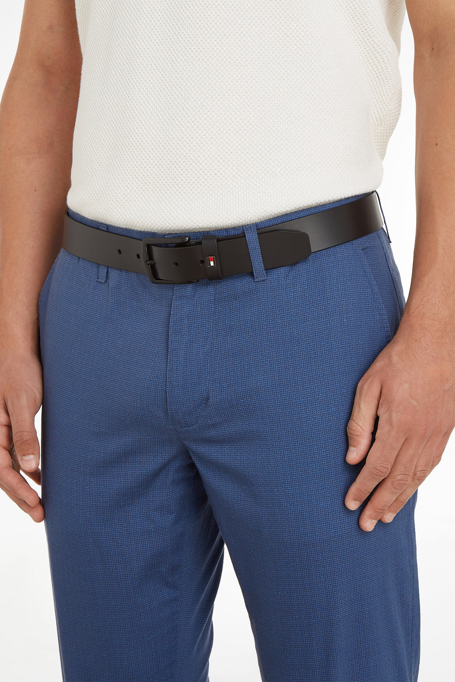 Ceinture noire en cuir de Tommy Jeans, avec boucle carrée ornée d'un détail tricolore.