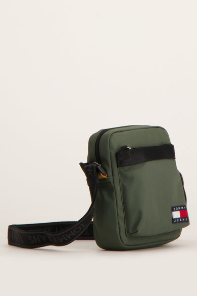 Sac à bandoulière vert par TOMMY JEANS avec une bandoulière noire ornée du logo de la marque.