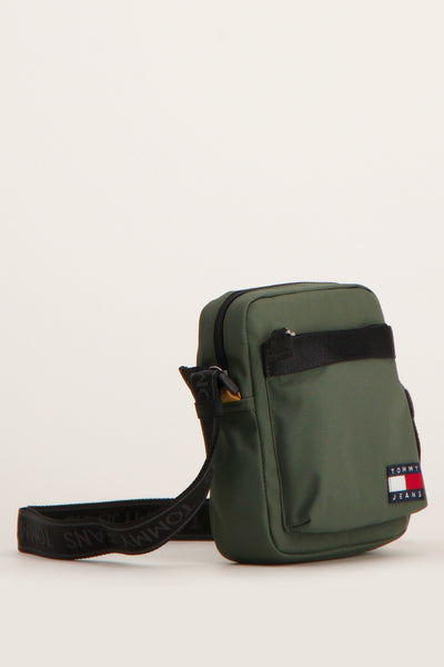 Sac à bandoulière vert par TOMMY JEANS avec une bandoulière noire ornée du logo de la marque.