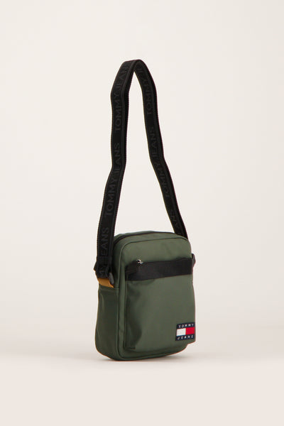 Groene schoudertas van TOMMY JEANS, met een zwarte schouderriem met merkopdruk.