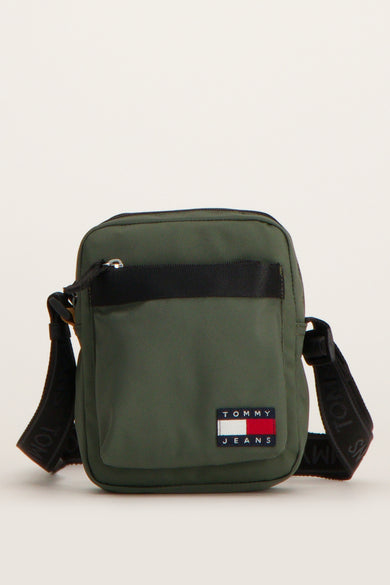 Sac à bandoulière vert de TOMMY JEANS avec une bandoulière noire logotypée.