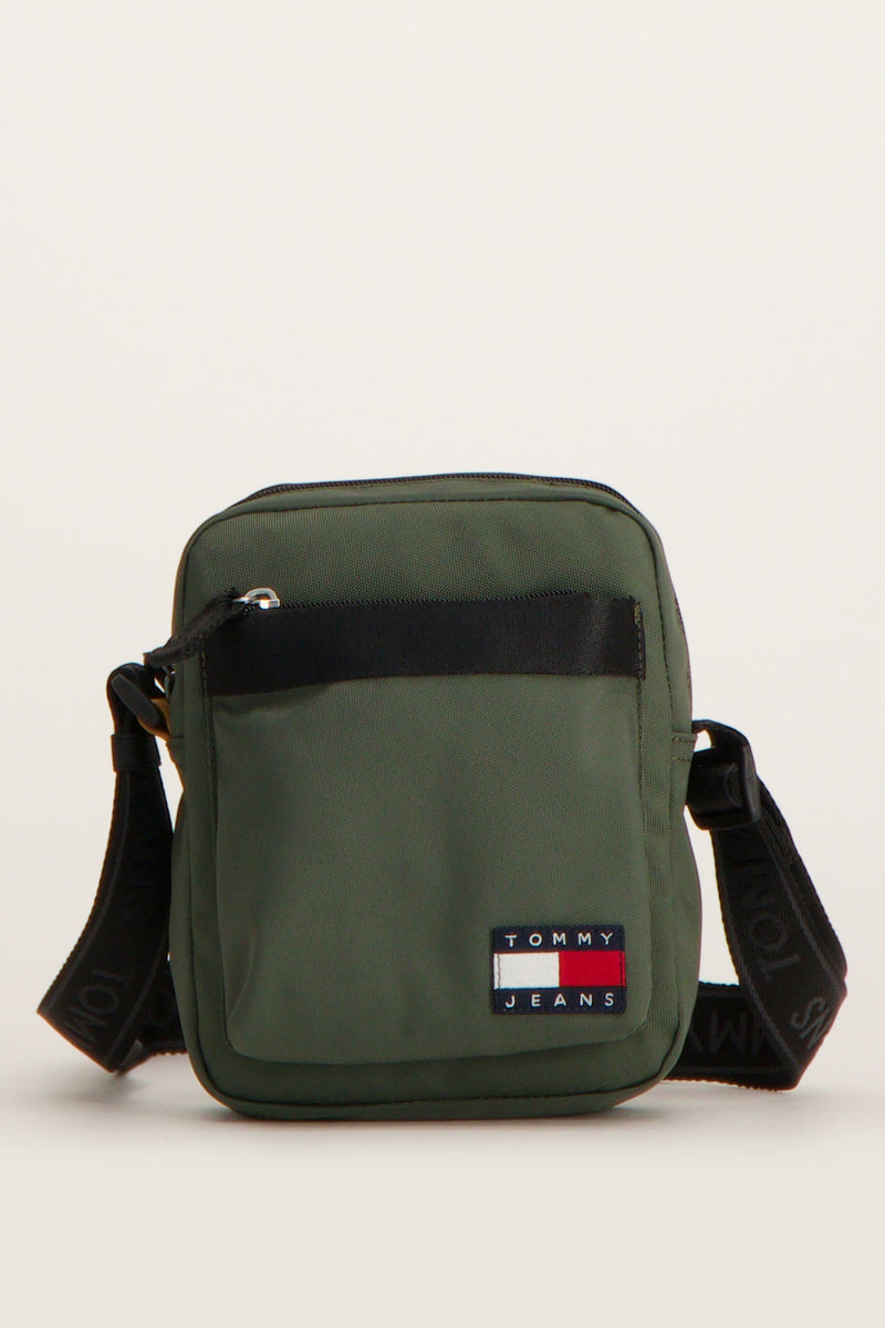 Sac à bandoulière vert de TOMMY JEANS avec une bandoulière noire logotypée.