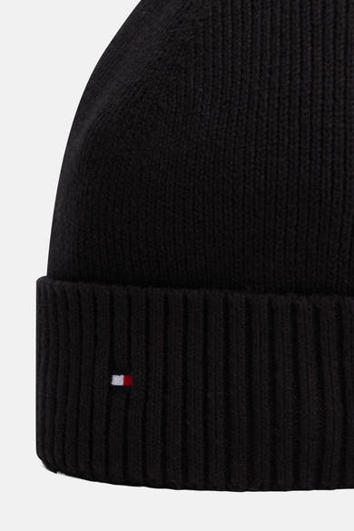 Zwarte gebreide muts van Tommy Jeans, versierd met een klein, kenmerkend rechthoekig logo.