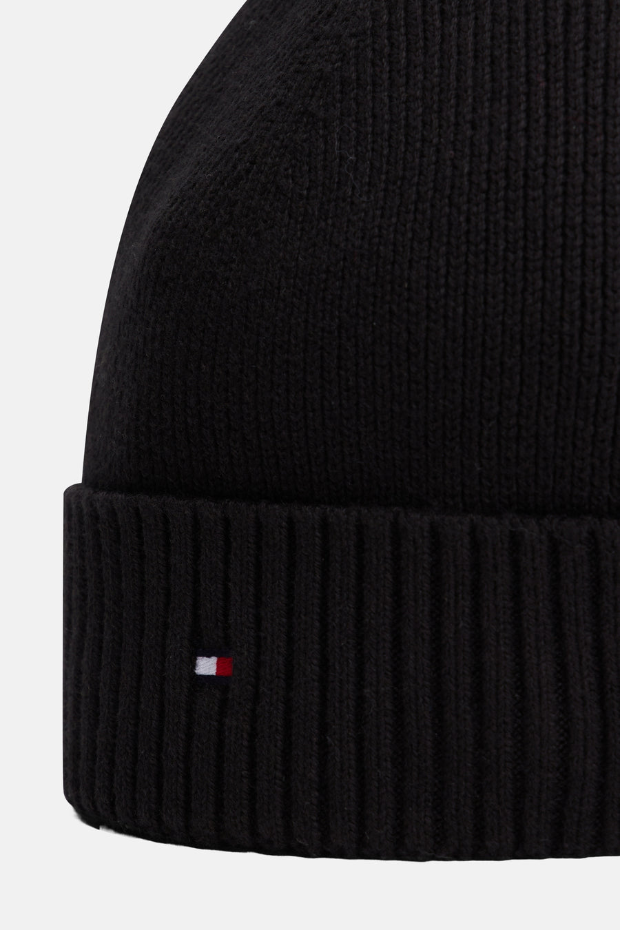 Zwarte gebreide muts van Tommy Jeans, versierd met een klein, kenmerkend rechthoekig logo.