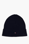 Blauwe muts van TOMMY JEANS met iconisch vlaglogo op de geribbelde omslag.