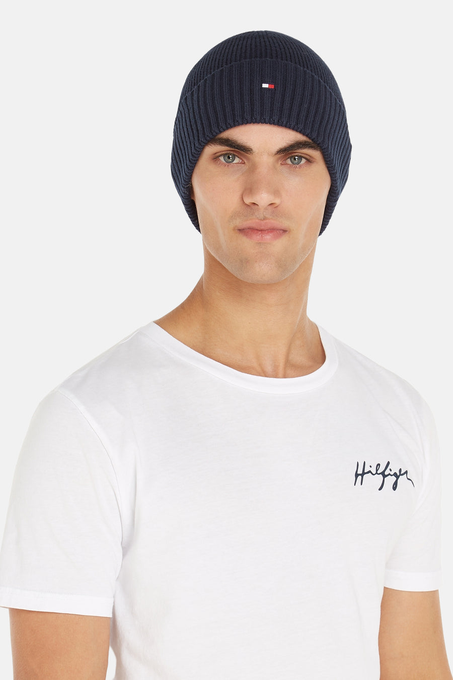Bonnet bleu TOMMY JEANS porté par un mannequin, vue de face