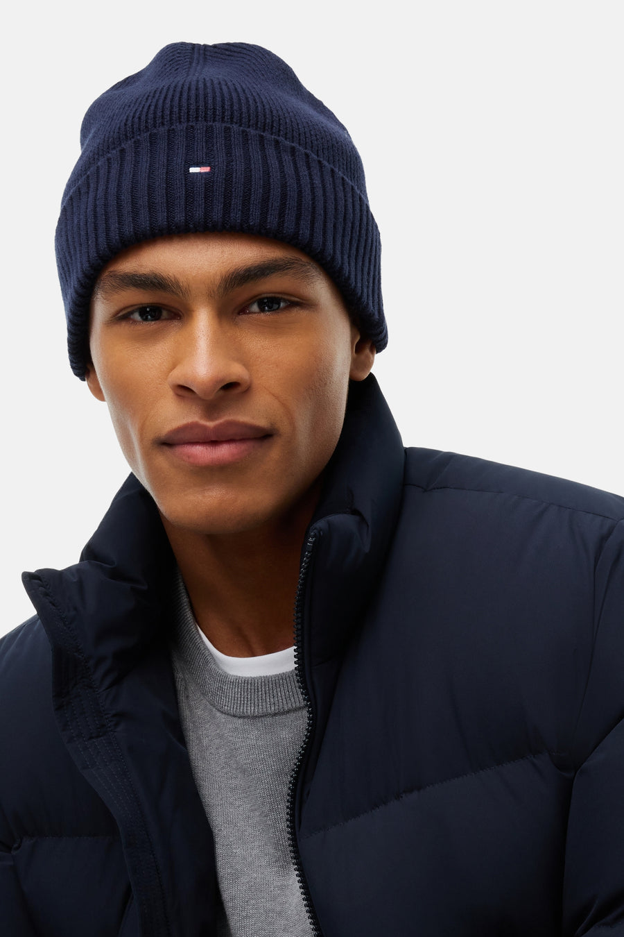 Bonnet bleu marine côtelé TOMMY JEANS porté par un mannequin.