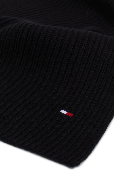 Écharpe noire en tricot de Tommy Jeans, avec le logo drapeau iconique.