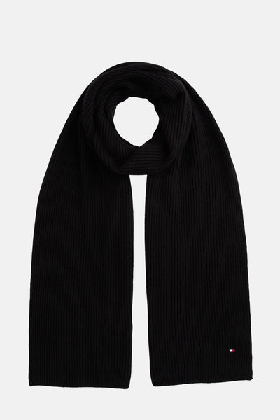 Écharpe noire en maille côtelée de TOMMY JEANS, ornée du logo emblématique discret.