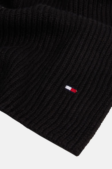 Zwarte geribbelde gebreide sjaal van TOMMY JEANS met klein driekleurig vlaglogo.