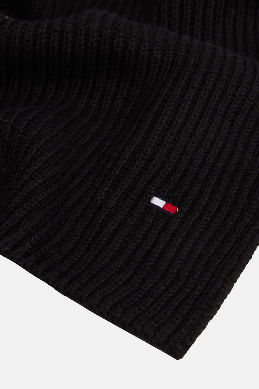 Zwarte geribbelde gebreide sjaal van TOMMY JEANS met klein driekleurig vlaglogo.