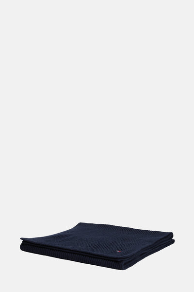 Écharpe bleu marine de TOMMY JEANS, pliée avec texture côtelée et logo discret.
