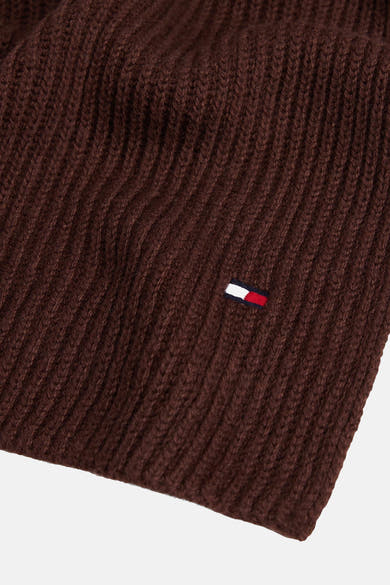 Écharpe marron en tricot de maille par TOMMY JEANS, avec logo discret et texture côtelée.