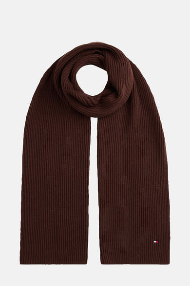 Écharpe marron en tricot côtelé de Tommy Jeans, avec un logo subtil et un tombé élégant.
