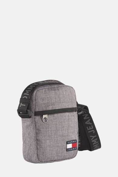 Grijze gemêleerde schoudertas van TOMMY JEANS met een zwarte logoband.