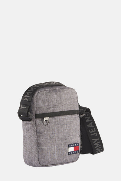 Grijze gemêleerde schoudertas van TOMMY JEANS met een zwarte logoband.