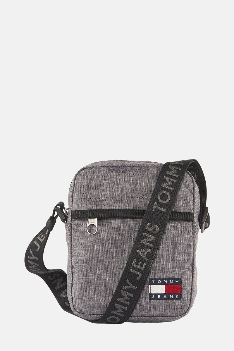 Grijze schoudertas van TOMMY JEANS met een logoband en ritssluiting.