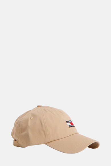 Beige pet van TOMMY JEANS, met kenmerkend vlaglogo op de voorkant.