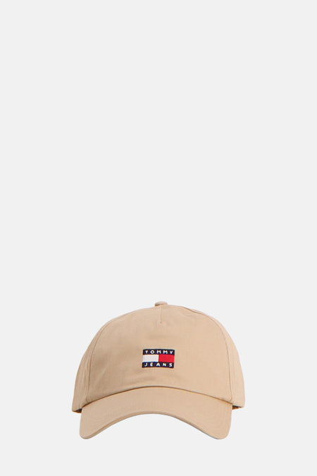 Casquette beige de TOMMY JEANS avec un logo rectangulaire sur le devant.
