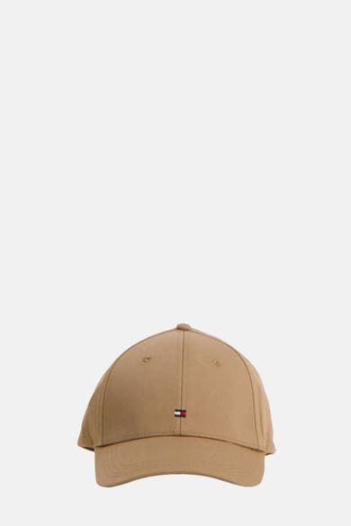 Casquette beige par Tommy Jeans, avec le logo drapeau iconique brodé.