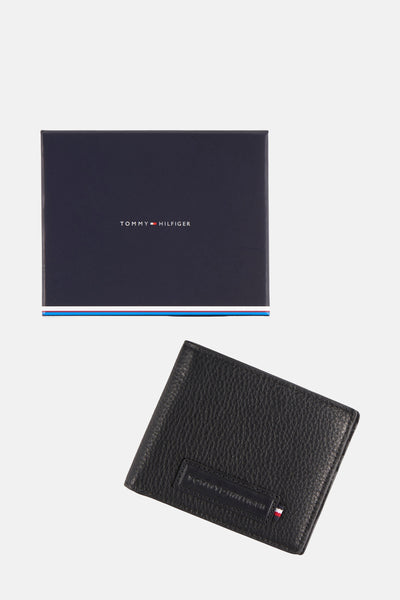Zwarte leren portefeuille van Tommy Jeans, geleverd met bijpassende verpakking.
