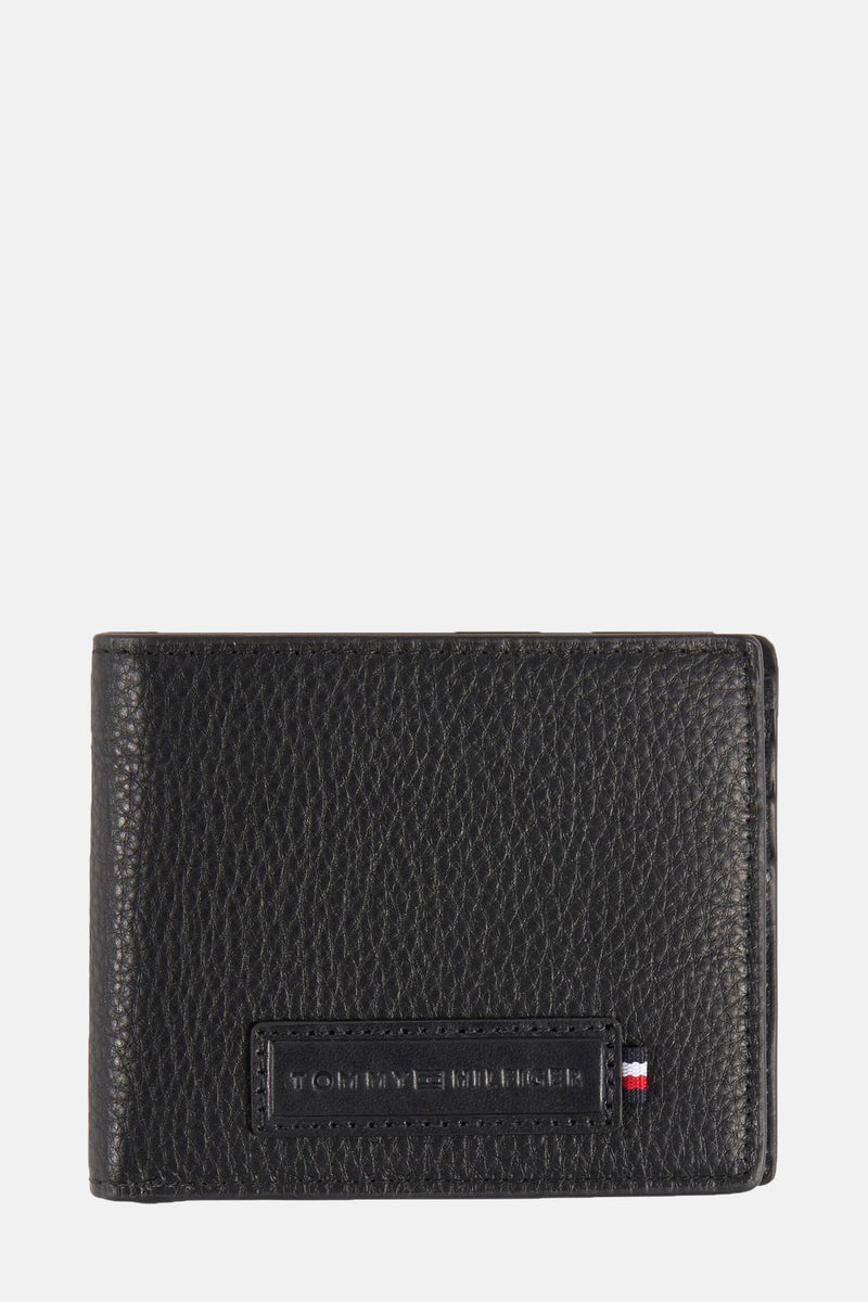 Zwarte leren portefeuille van TOMMY JEANS met merklogo aan de voorkant.
