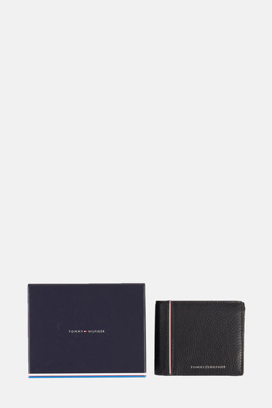 Zwarte leren portefeuille van Tommy Hilfiger, gepresenteerd met zijn marineblauwe doos.