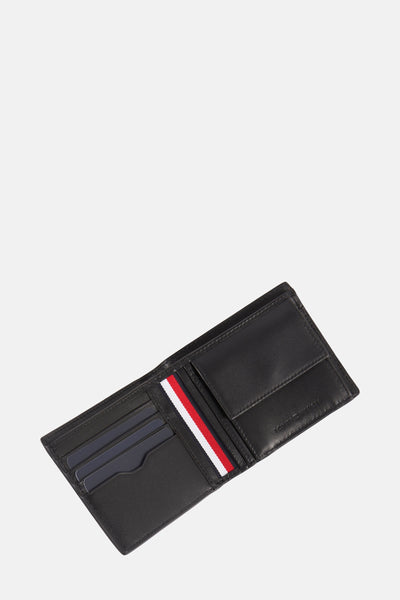 Zwarte leren portefeuille van Tommy Jeans met een rode, witte en blauwe streep.
