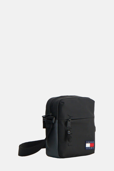 Zwarte schoudertas van Tommy Jeans, met verstelbare schouderriem en iconisch logo.