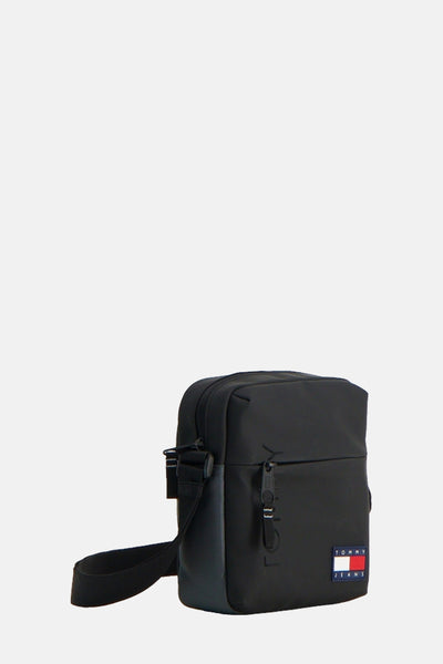 Zwarte schoudertas van Tommy Jeans, met verstelbare schouderriem en iconisch logo.