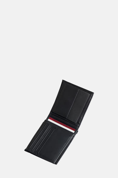 Porte-monnaie noir en cuir par Tommy Jeans, rayures rouge et blanche, ouvert.