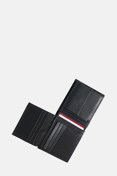 Porte-monnaie noir de TOMMY JEANS avec rayures décoratives bleu, blanc et rouge.
