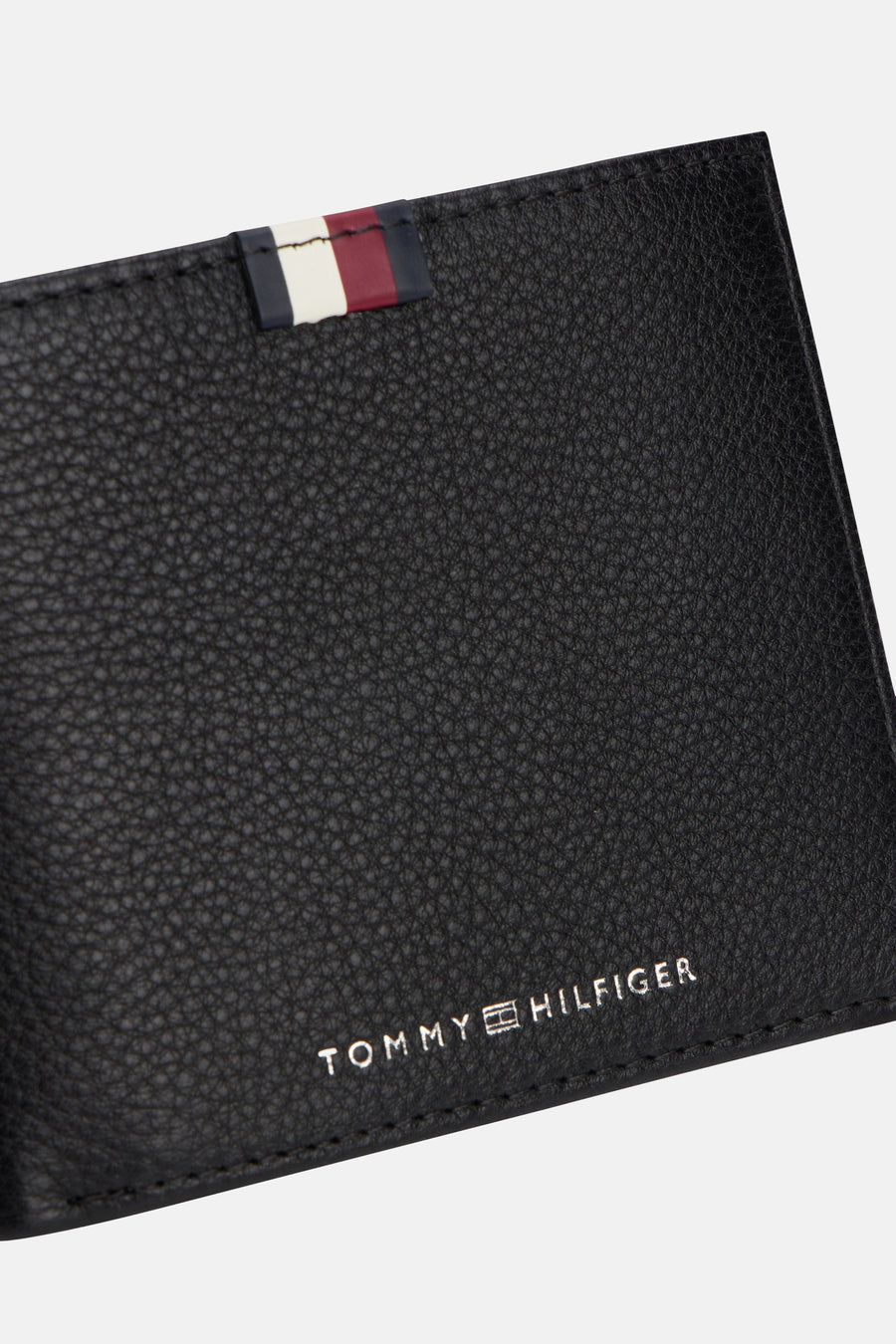 Porte-monnaie noir en cuir, de Tommy Jeans, avec rayures bleu marine, blanc et rouge sur le devant.