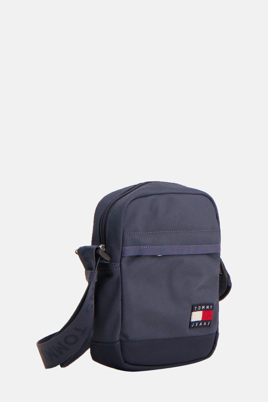 Sac à bandoulière bleu par TOMMY JEANS avec une bandoulière à logo et un écusson du logo.