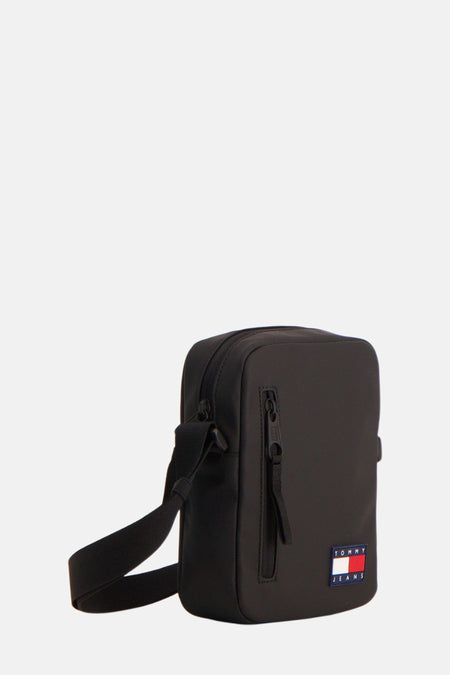 Zwarte schoudertas van Tommy Jeans met ritssluiting en merklogo.
